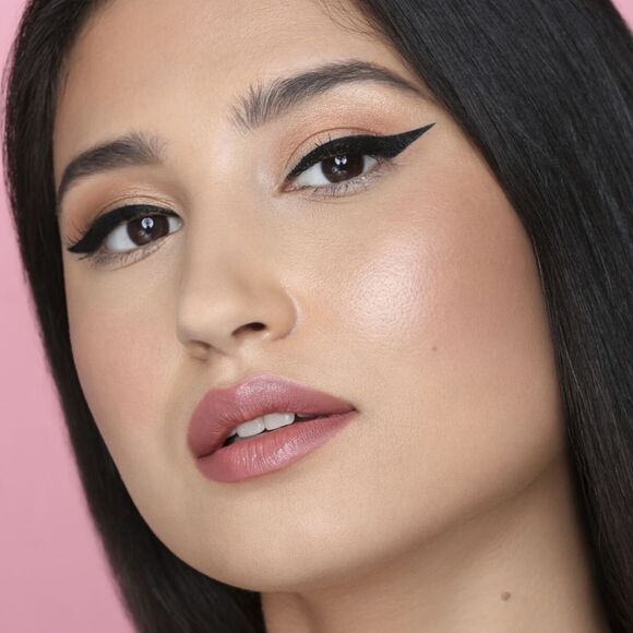 HUDA Beauty Liquid Eyeliner in Black - Picture 3 of 7